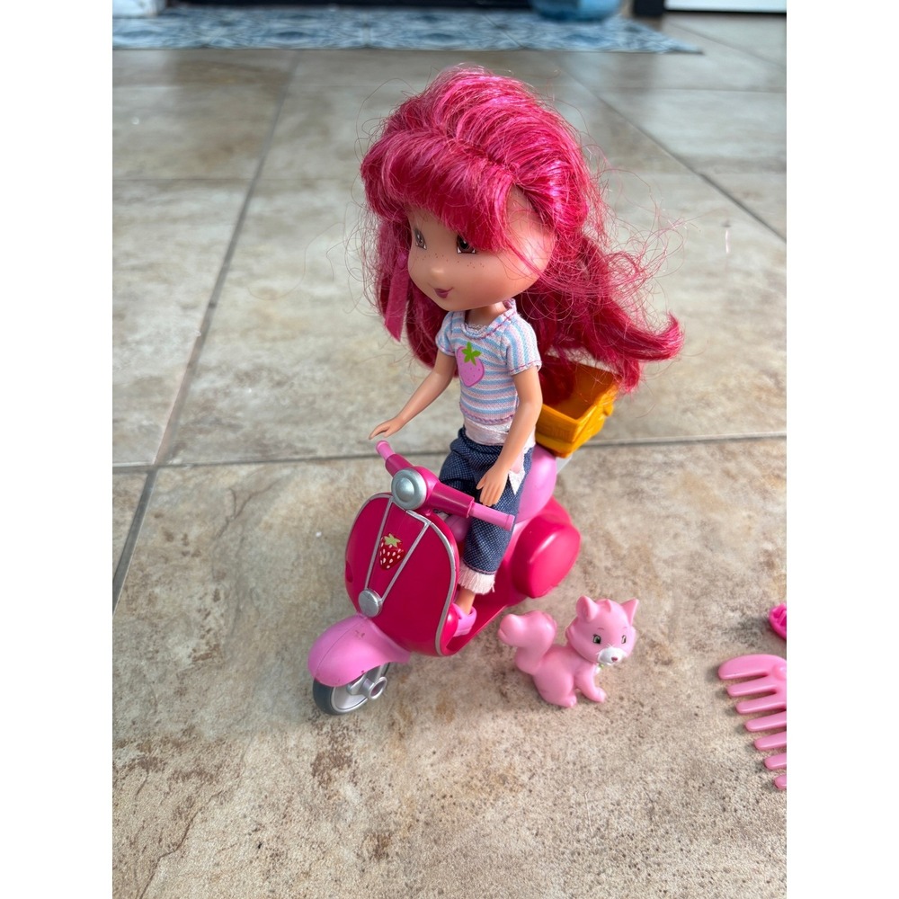 Strawberry Shortcake Berry Sweet Scooter Playset w/ Custard Cat Vintage - Picture 3 of 6